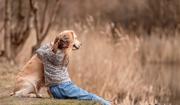 Preteen meisje met golden retriever hond