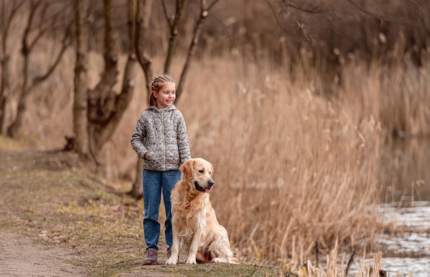 Preteen meisje met golden retriever hond