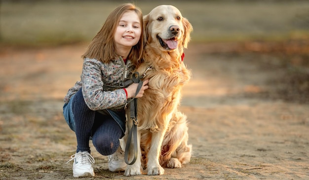 Preteen meisje met golden retriever hond