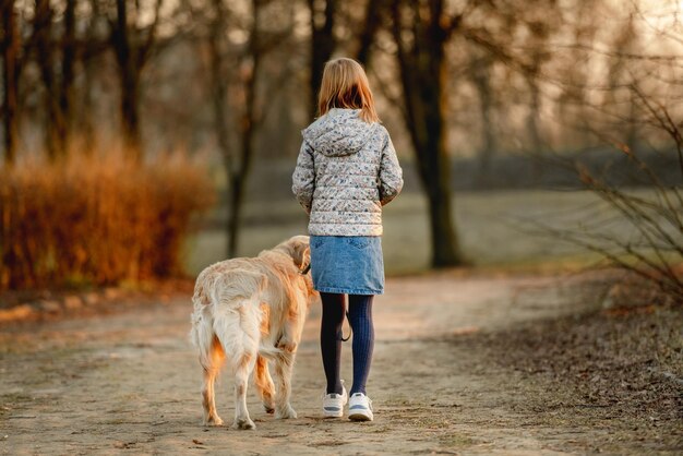 Preteen meisje met golden retriever hond