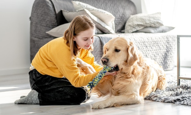 Preteen meisje met golden retriever hond