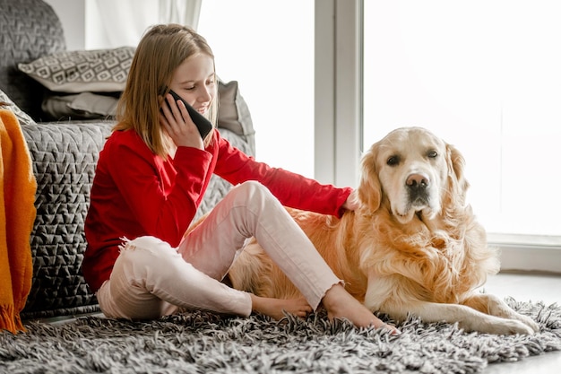 Preteen meisje met golden retriever hond