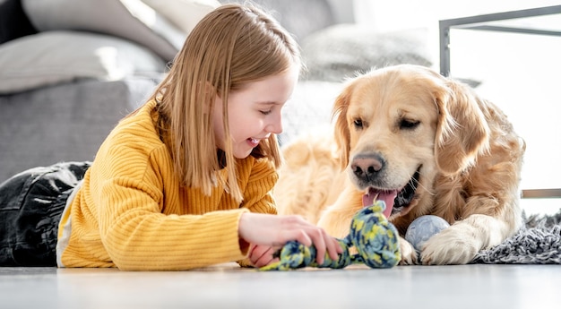 Preteen meisje met golden retriever hond