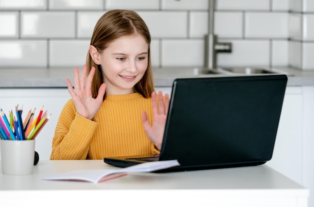 Preteen meisje met laptop