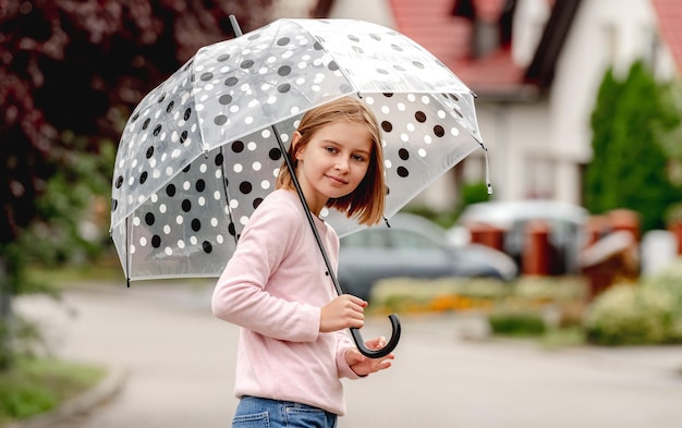 Preteen meisje met paraplu