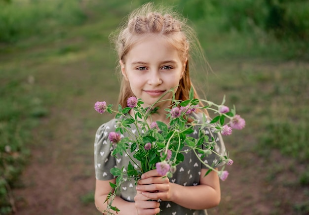 Preteen meisje op de natuur