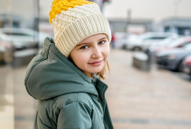 Preteen meisje straatportret in de stad