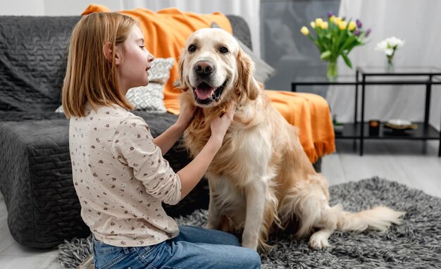 Preteen meisjeskind met golden retrieverhond