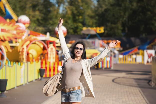 Pretparkritten. Een jonge vrouw is blij en springt.