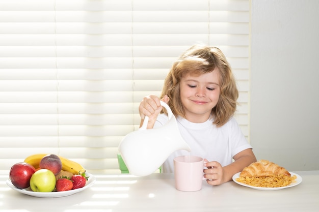 Pretten kind giet hele koeienmelk kind bot eet maaltijd gezonde voeding voor kinderen kind genieten