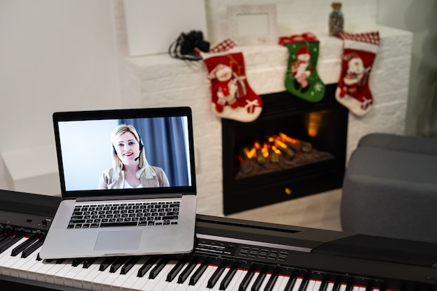 Prettige kerstdagen en een gelukkig. nieuwe piano en laptop met kerst