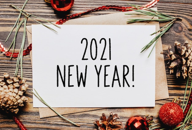 Foto prettige kerstdagen en een vrolijk nieuwjaar concept notebook met tekst 2021 new year