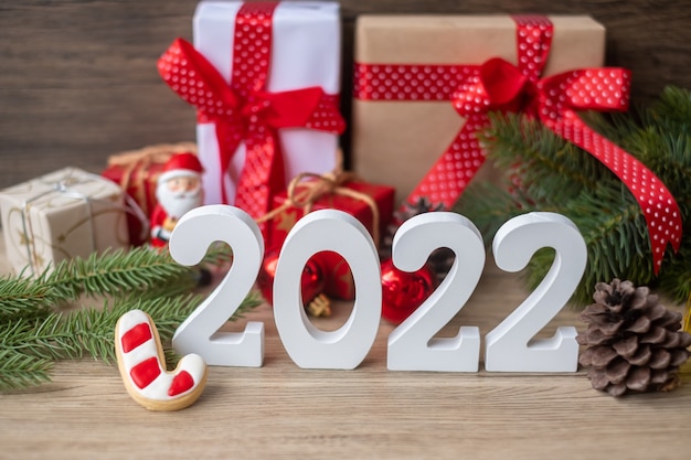 Prettige kerstdagen en gelukkig nieuwjaar 2022 met decoratie op tafel. Kerstavond, feest, vakantie en tweede kerstdag concept