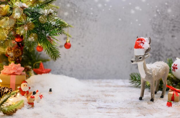 Prettige kerstdagen en gelukkig Nieuwjaar achtergrond. Winterseizoen vakantie decoratie met cadeau en cadeau.