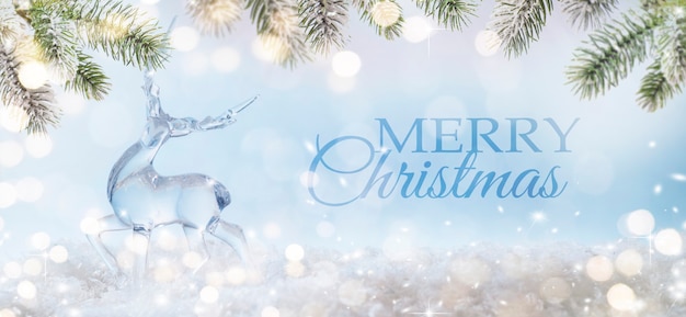 Prettige kerstdagen en gelukkig Nieuwjaar, vakantie wenskaart met wazig bokeh achtergrond