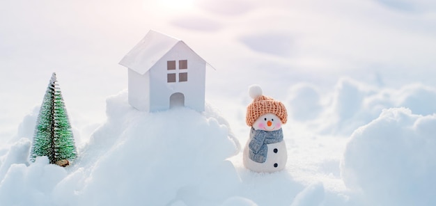 Prettige kerstdagen en gelukkig nieuwjaar wenskaart met copyspacehappy sneeuwpop staande in de winter chri