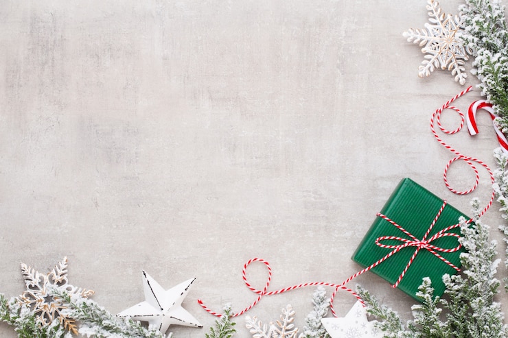 Foto prettige kerstdagen en gelukkige feestdagen wenskaart, frame, banner. nieuwjaar. noel. zilveren kerstcadeaus, ornamenten op blauwe achtergrond bovenaanzicht. wintervakantie xmas thema. plat leggen.