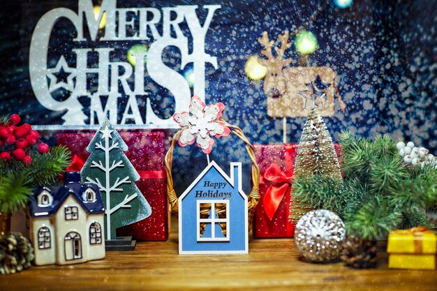 Prettige kerstdagen en prettige feestdagen, dozen met cadeaus voor Kerstmis en verschillende attributen van vakantie op een houten achtergrond. Bovenaanzicht. Sneeuw