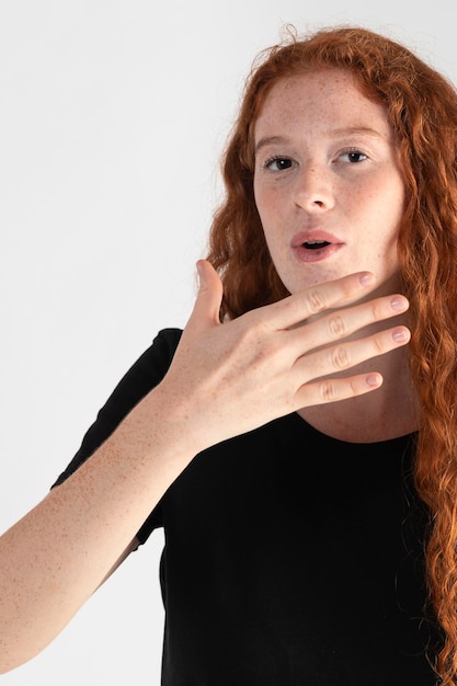 Photo pretty adult woman teaching sign language