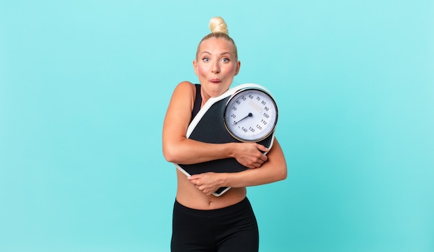 Photo pretty adult woman with a weight scale