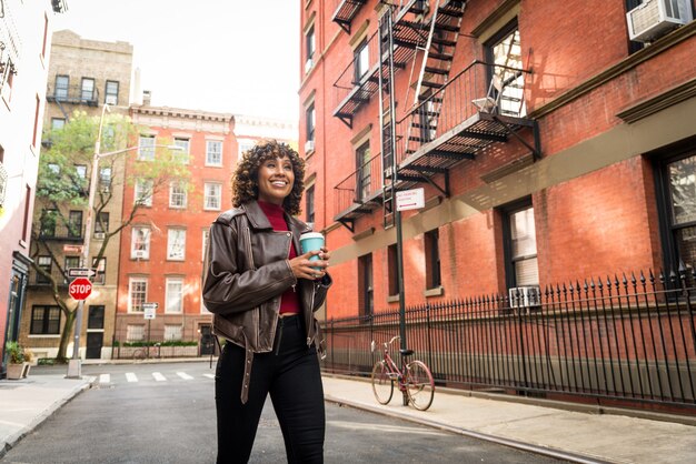 Ragazza graziosa dell'afroamericano a new york