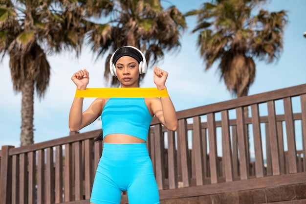 Foto una bella donna afroamericana che fa sport sulla spiaggia in una giornata di sole