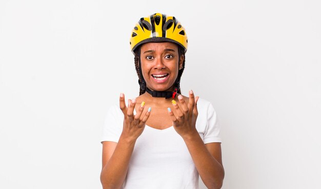 Bella donna afro con trecce con un casco da bici