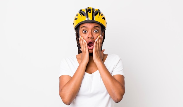 Bella donna afro con trecce con un casco da bici