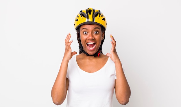 자전거 헬멧으로 머리띠를 한 예쁜 아프리카 여성