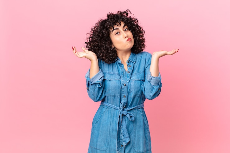 Photo pretty arab woman feeling puzzled and confused and doubting
