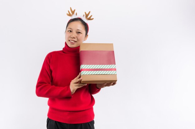 Симпатичная азиатская юная леди открывает подарочную коробку с белым изолированным фоном