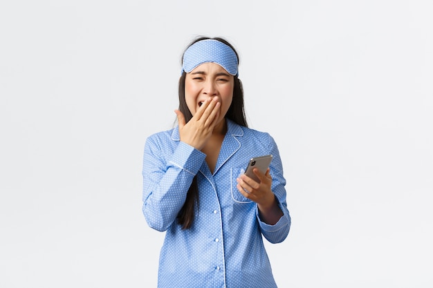 Foto ragazza abbastanza asiatica in pigiama blu in posa