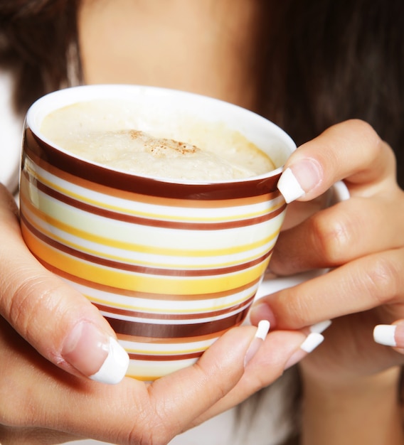 Donna abbastanza asiatica che beve caffè