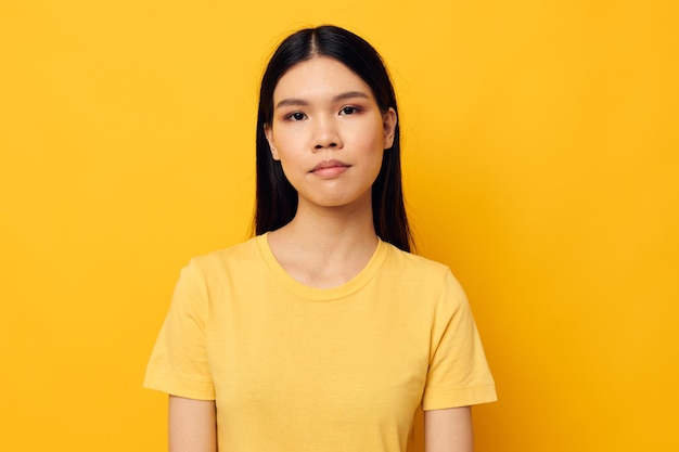 黄色のTシャツのモノクロ写真でかなりアジアの女性。高品質の写真