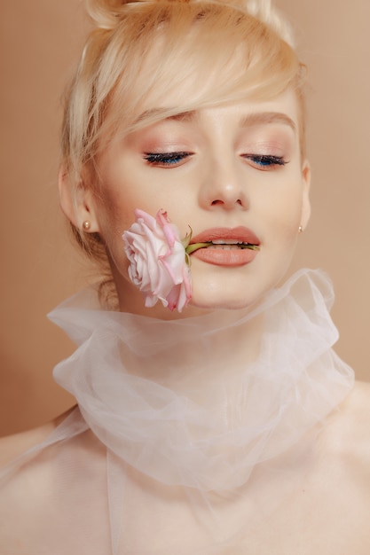 Ragazza abbastanza attraente con i capelli biondi, servizio di moda, rosa,