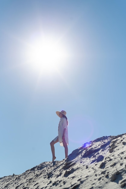 довольно привлекательная стройная улыбающаяся женщина на солнечном пляже в модном трендовом наряде в летнем стиле счастлива, свободна