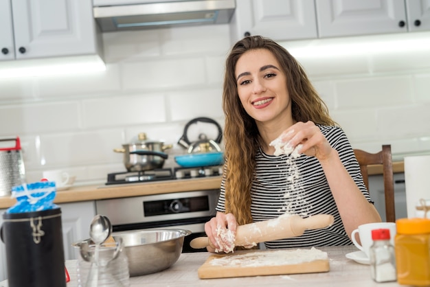 かなり美しい女性が台所のテーブルで夕食を作った。健康食品