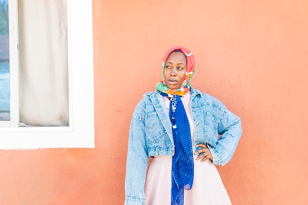 Photo pretty black african female wearing head scarf