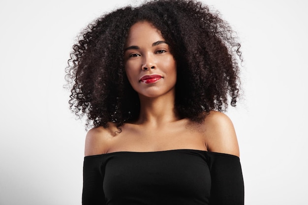 Photo pretty black woman's portrait with curly hair