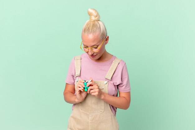 pretty blond woman solving an intelligence problem