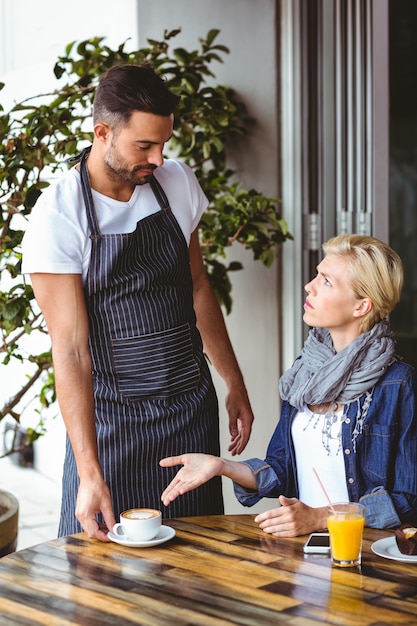 Photo pretty blonde arguing with the waiter