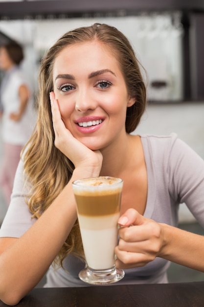 Foto bella bionda godendo un latte