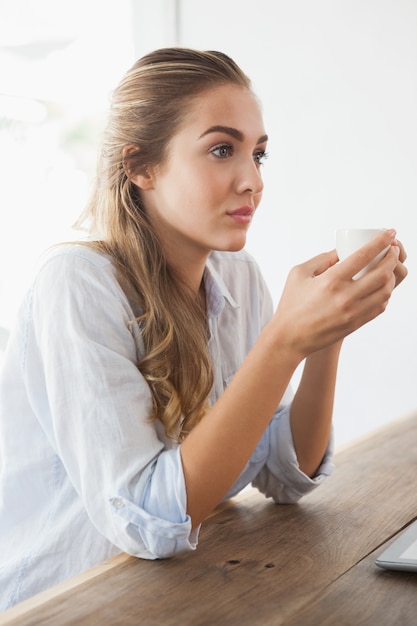 Bella bionda con un caffè