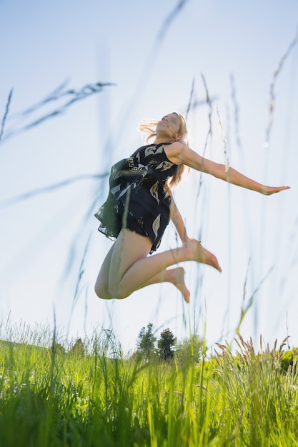 写真 スンドレスで飛び跳ねるかなりブロンド