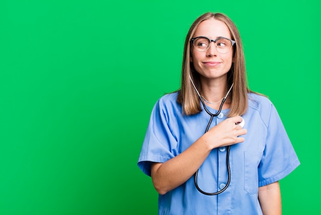 Foto donna abbastanza bionda dell'infermiera con uno spazio della copia