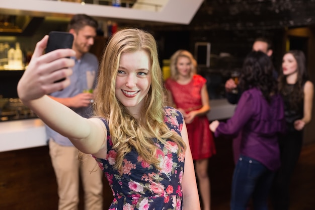 Photo pretty blonde taking a selfie