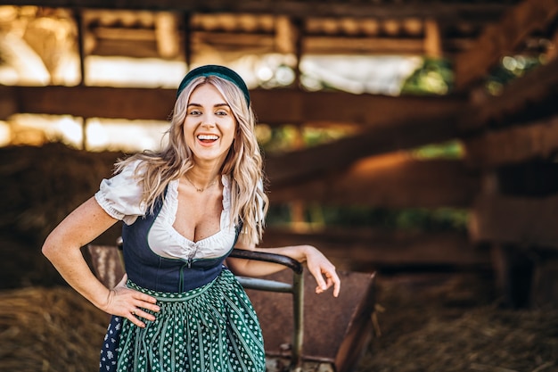 Foto bella bionda in abito tradizionale oktoberfest