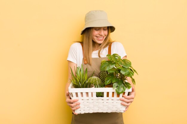 Foto concetto di giardiniere donna abbastanza bionda