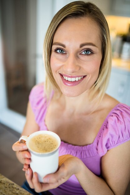 コーヒーを飲んでかなりブロンドの女性