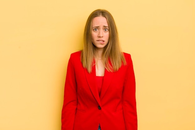 Foto donna bionda graziosa che sembra concetto perplesso e confuso della donna di affari